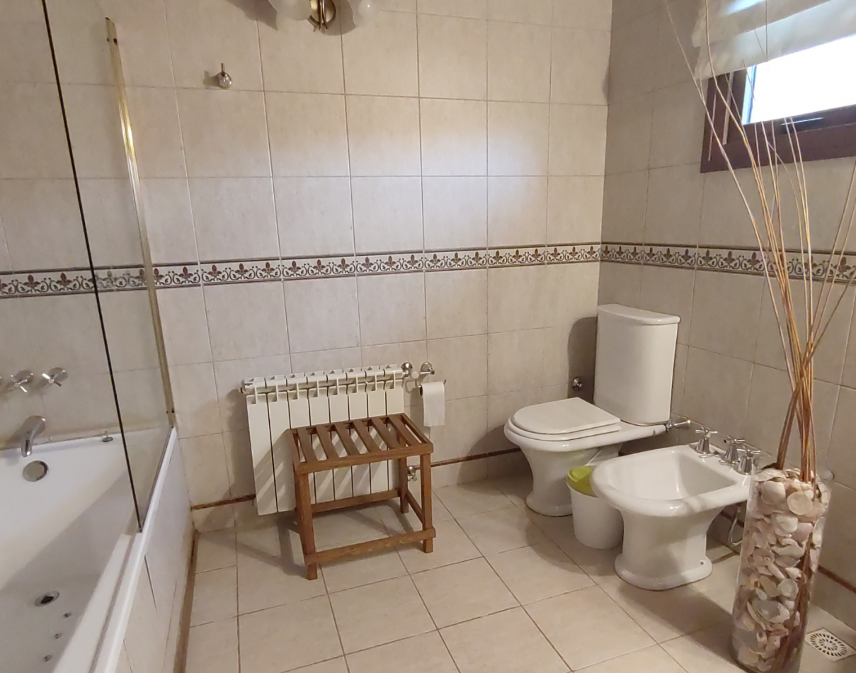Casa 6 amb + amplio quincho o depto cochera cubierta en Dina Huapi a 15 km de Bariloche zona residencial jardin 
