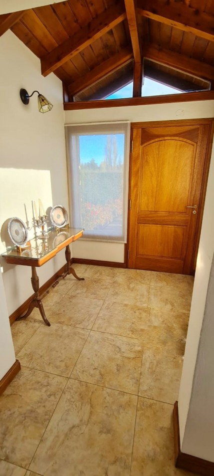 Casa 6 amb + amplio quincho o depto cochera cubierta en Dina Huapi a 15 km de Bariloche zona residencial jardin 