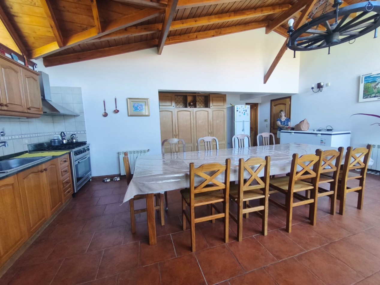 Casa 6 amb + amplio quincho o depto cochera cubierta en Dina Huapi a 15 km de Bariloche zona residencial jardin 