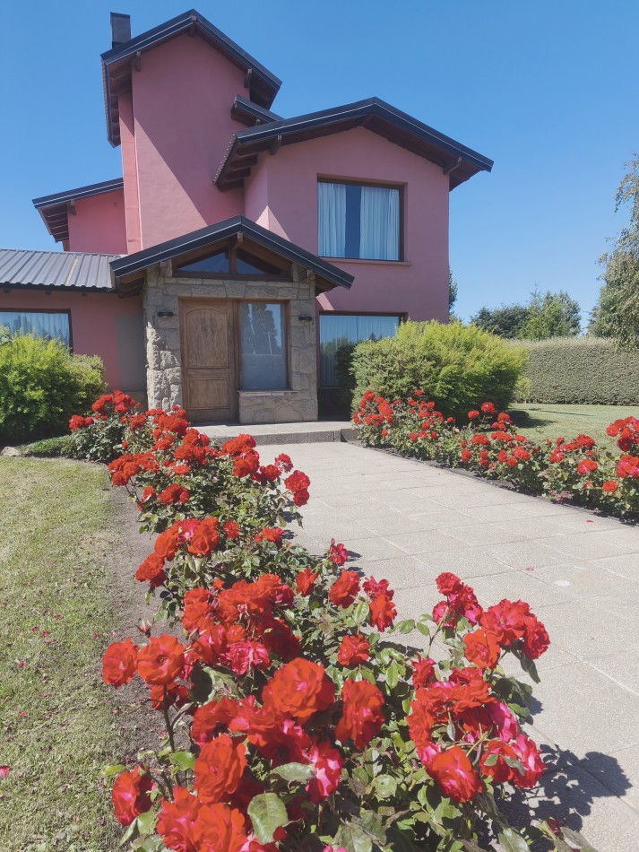 Casa 6 amb + amplio quincho o depto cochera cubierta en Dina Huapi a 15 km de Bariloche zona residencial jardin 