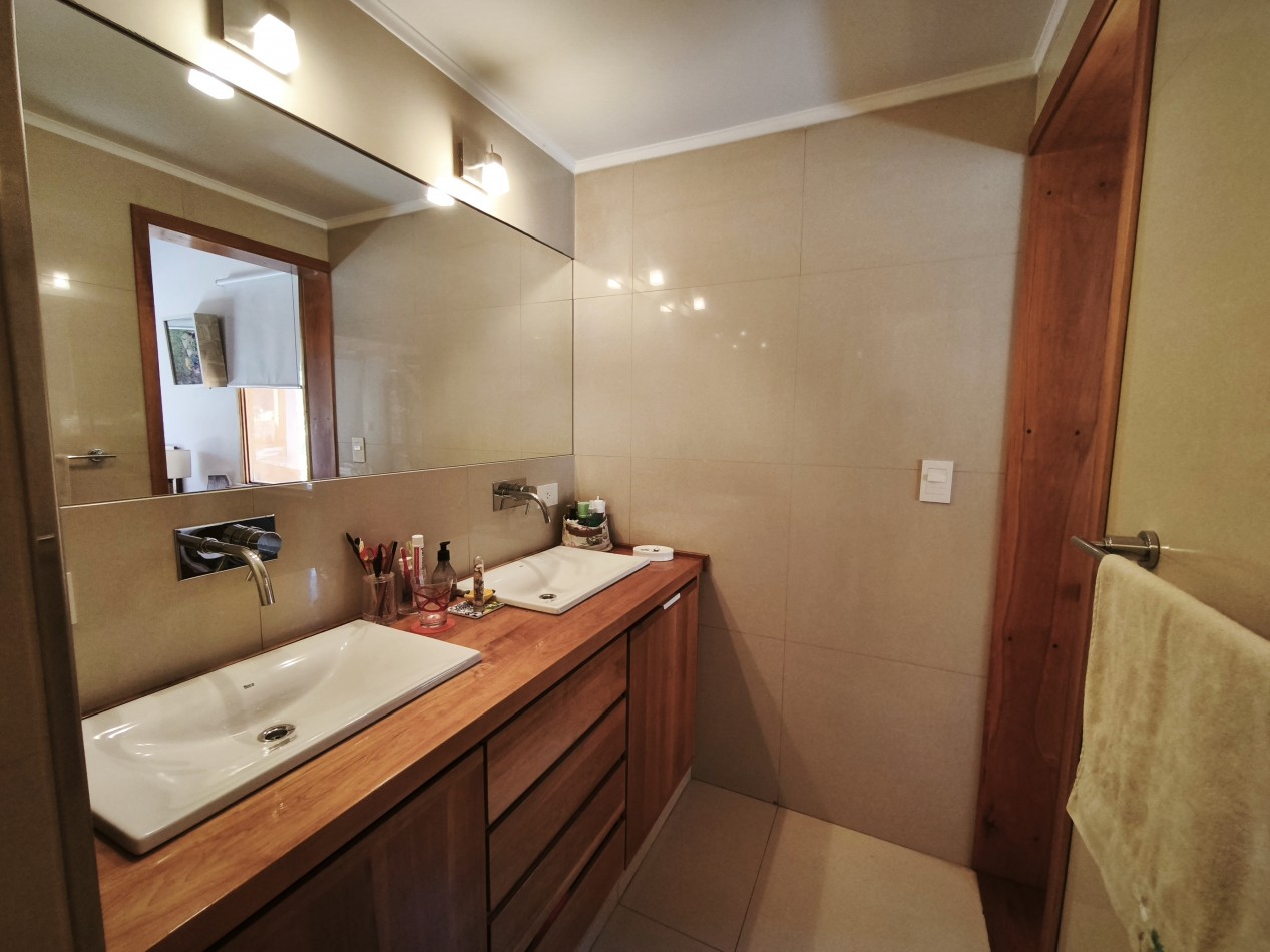 Casa 6 ambientes con vista al lago amplio jardin con riego quincho deck  venta en Bariloche 