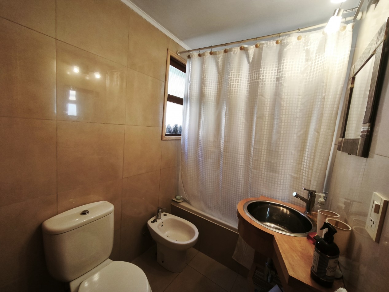 Casa 6 ambientes con vista al lago amplio jardin con riego quincho deck  venta en Bariloche 