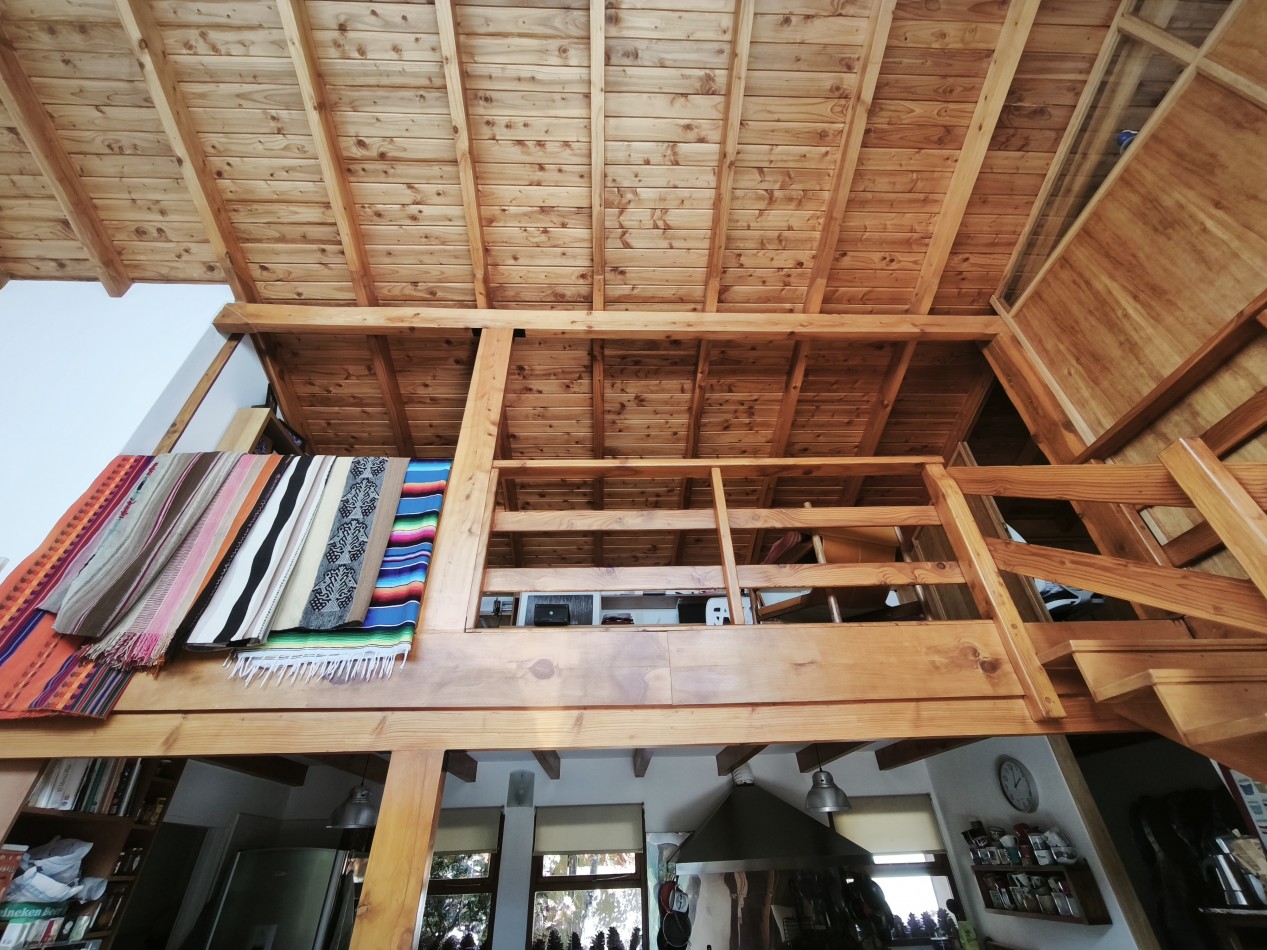 Casa 6 ambientes con vista al lago amplio jardin con riego quincho deck  venta en Bariloche 