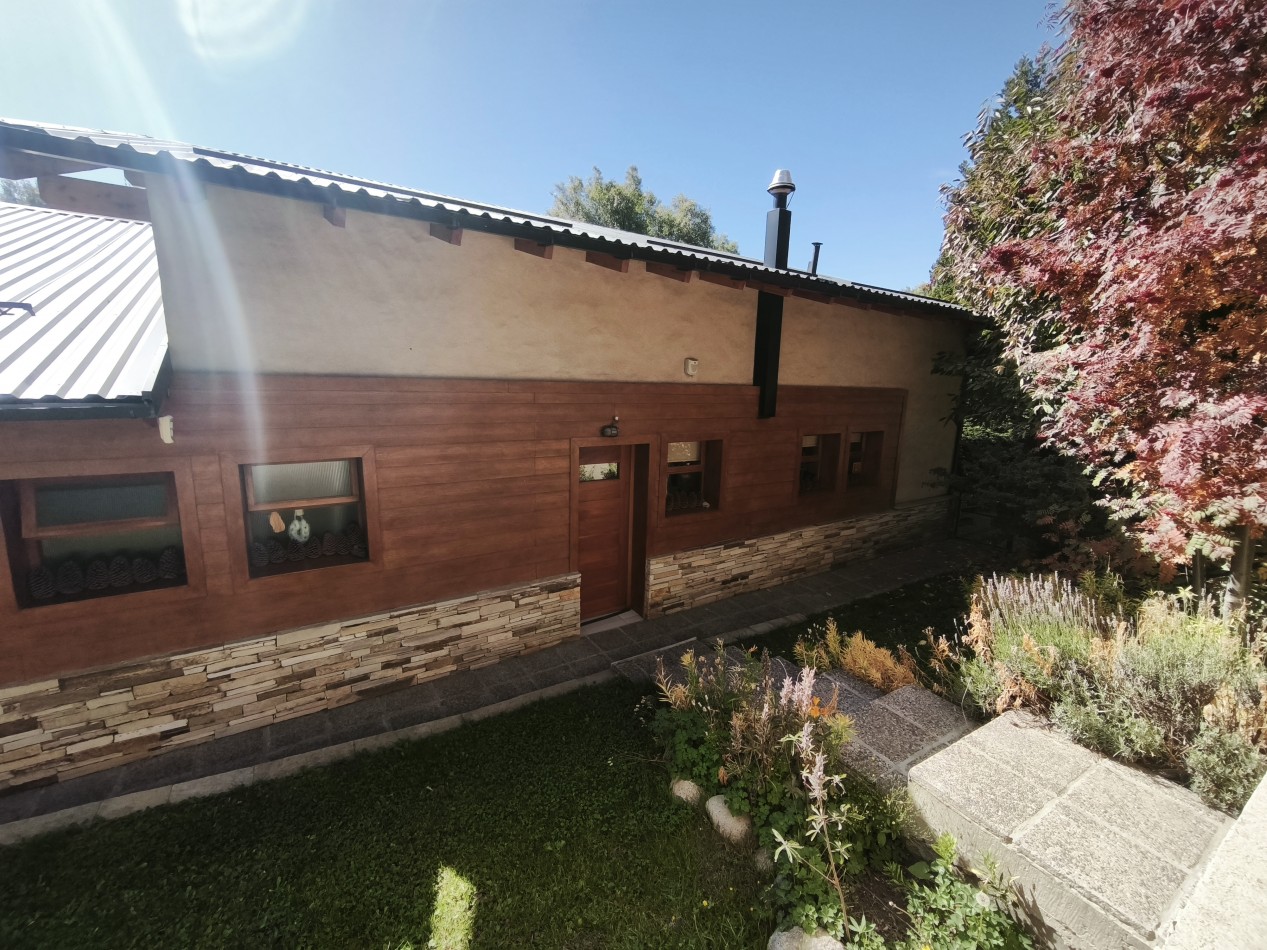 Casa 6 ambientes con vista al lago amplio jardin con riego quincho deck  venta en Bariloche 