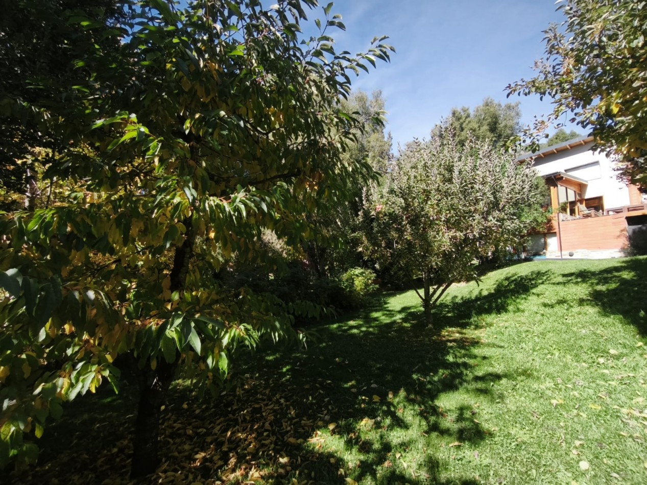 Casa 6 ambientes con vista al lago amplio jardin con riego quincho deck  venta en Bariloche 