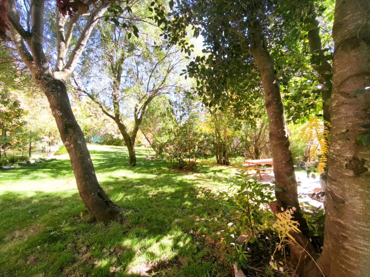 Casa 6 ambientes con vista al lago amplio jardin con riego quincho deck  venta en Bariloche 