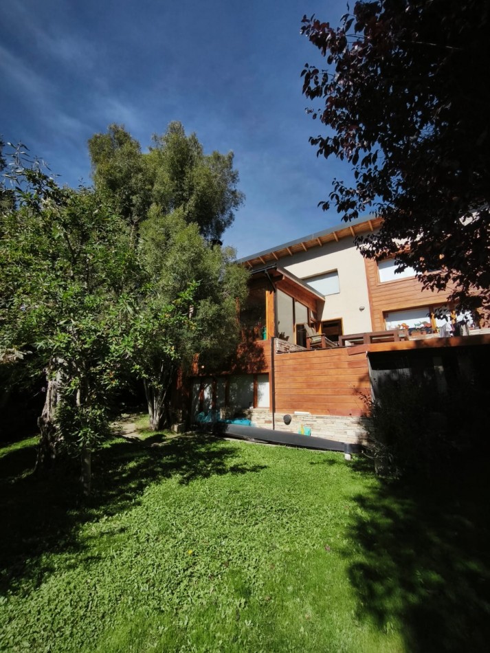 Casa 6 ambientes con vista al lago amplio jardin con riego quincho deck  venta en Bariloche 