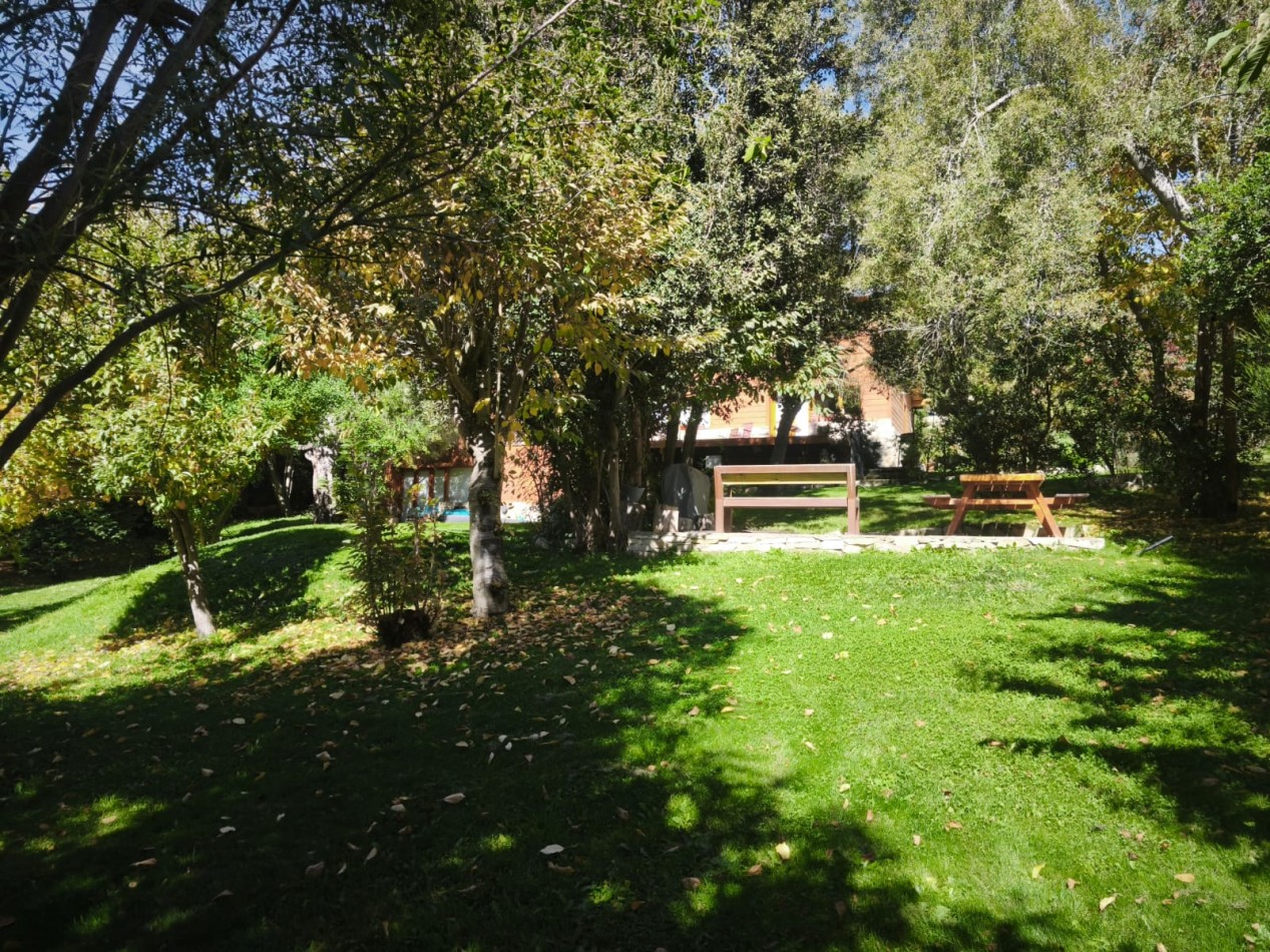 Casa 6 ambientes con vista al lago amplio jardin con riego quincho deck  venta en Bariloche 