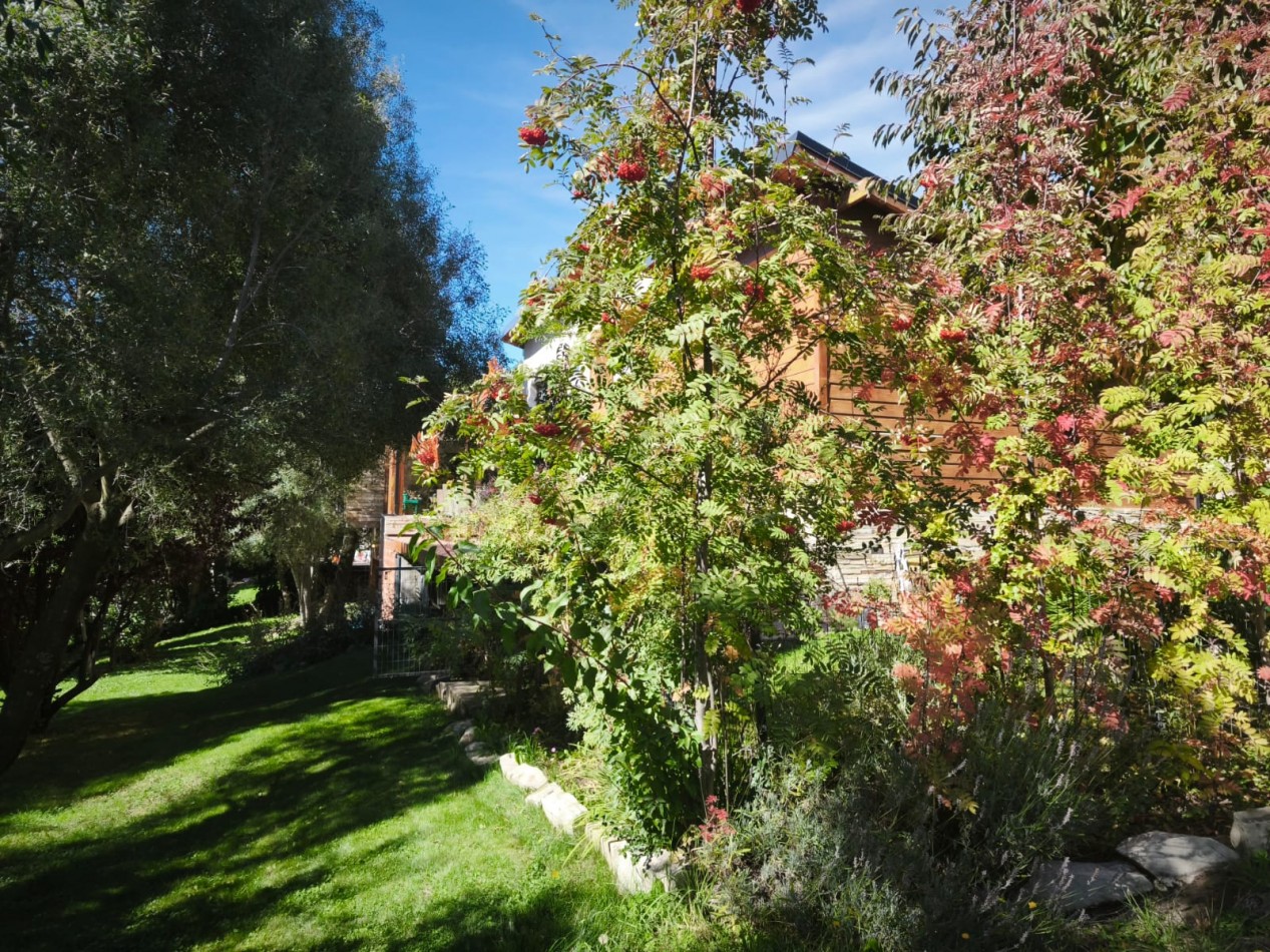 Casa 6 ambientes con vista al lago amplio jardin con riego quincho deck  venta en Bariloche 