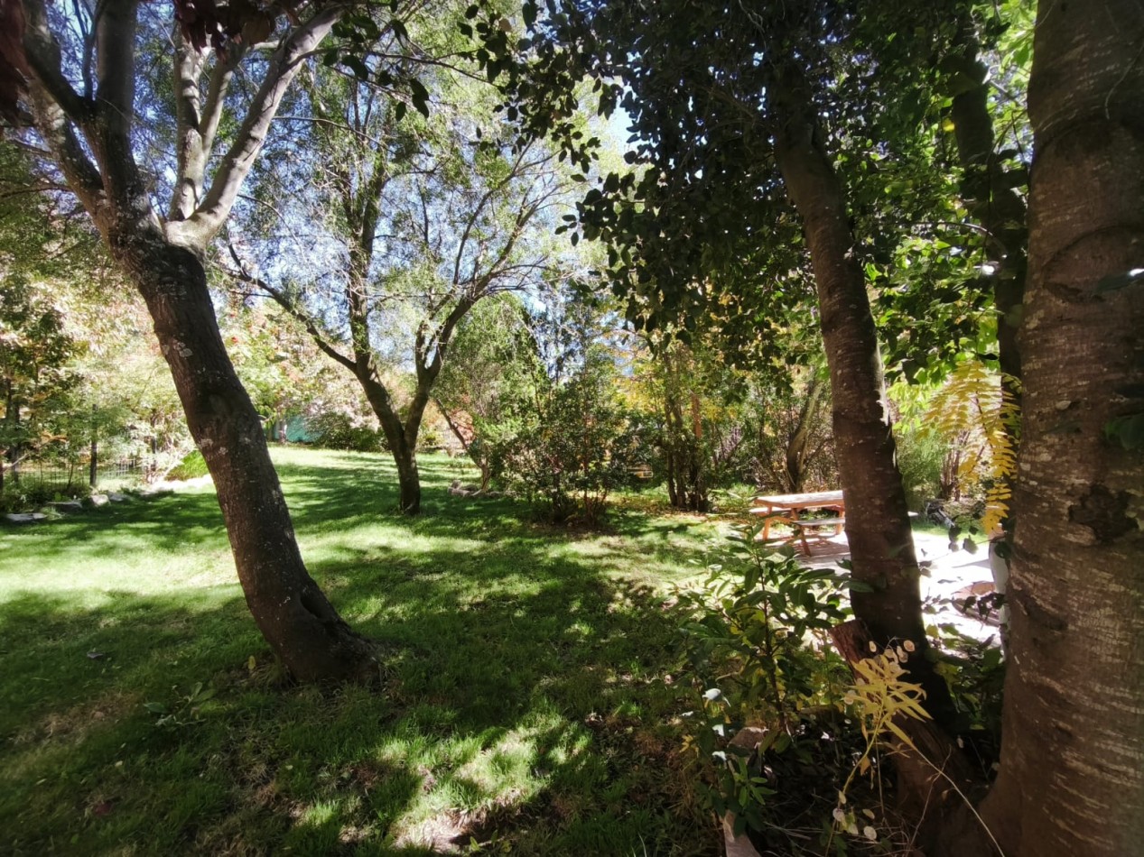 Casa 6 ambientes con vista al lago amplio jardin con riego quincho deck  venta en Bariloche 