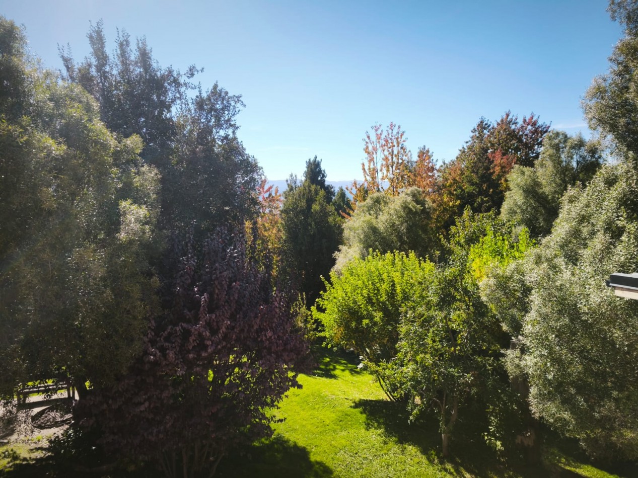 Casa 6 ambientes con vista al lago amplio jardin con riego quincho deck  venta en Bariloche 