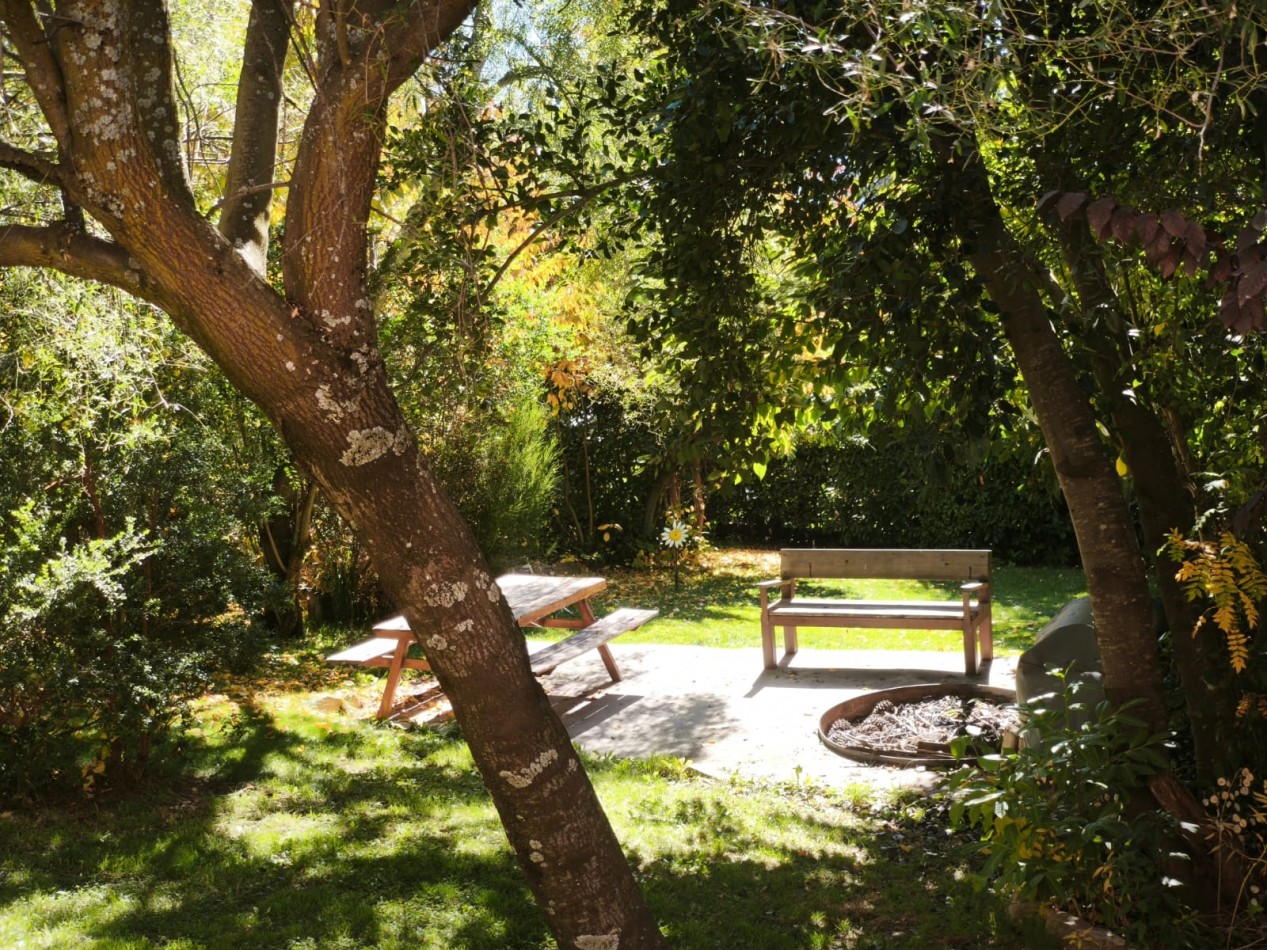 Casa 6 ambientes con vista al lago amplio jardin con riego quincho deck  venta en Bariloche 