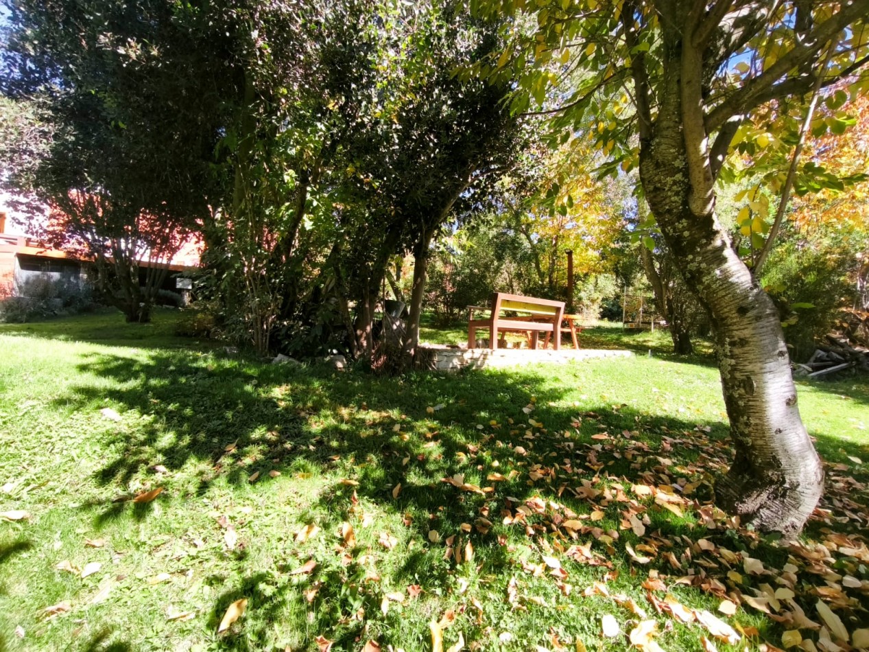 Casa 6 ambientes con vista al lago amplio jardin con riego quincho deck  venta en Bariloche 