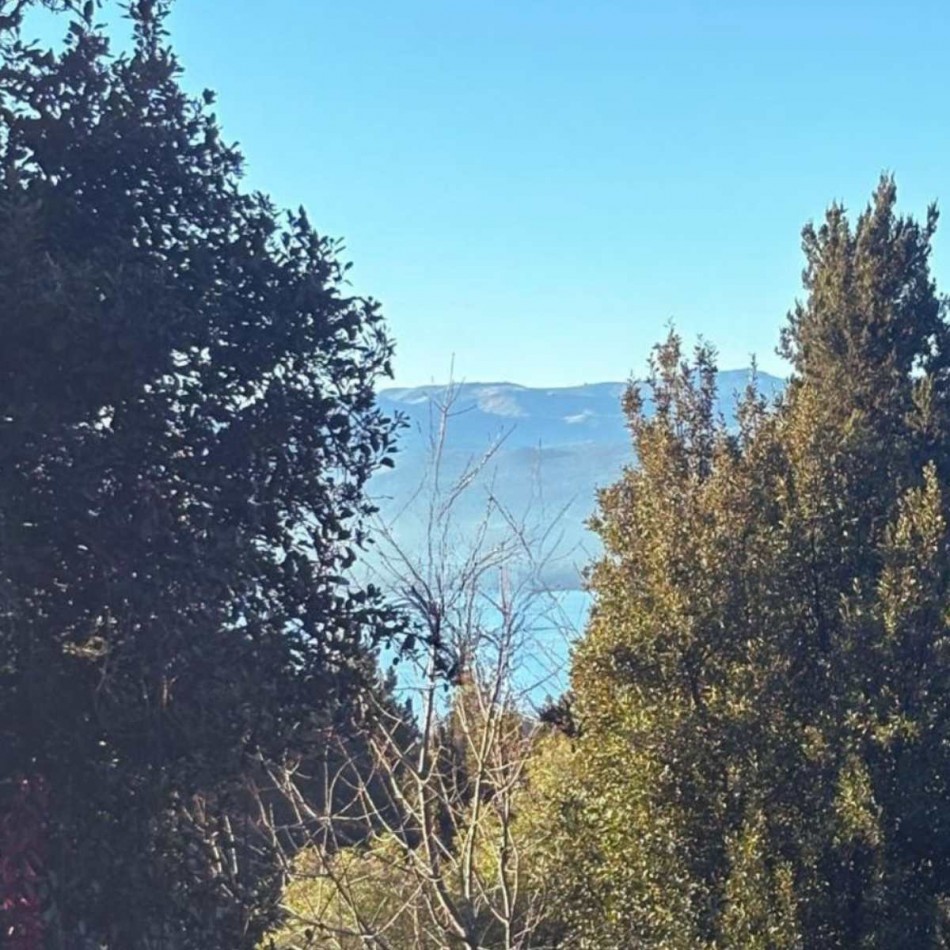 Casa 6 ambientes con vista al lago amplio jardin con riego quincho deck  venta en Bariloche 