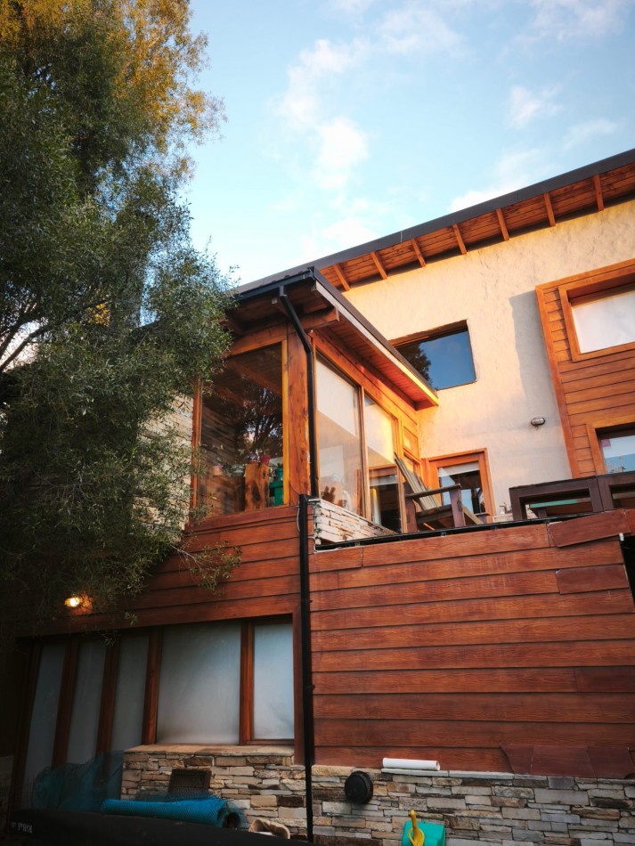 Casa 6 ambientes con vista al lago amplio jardin con riego quincho deck  venta en Bariloche 