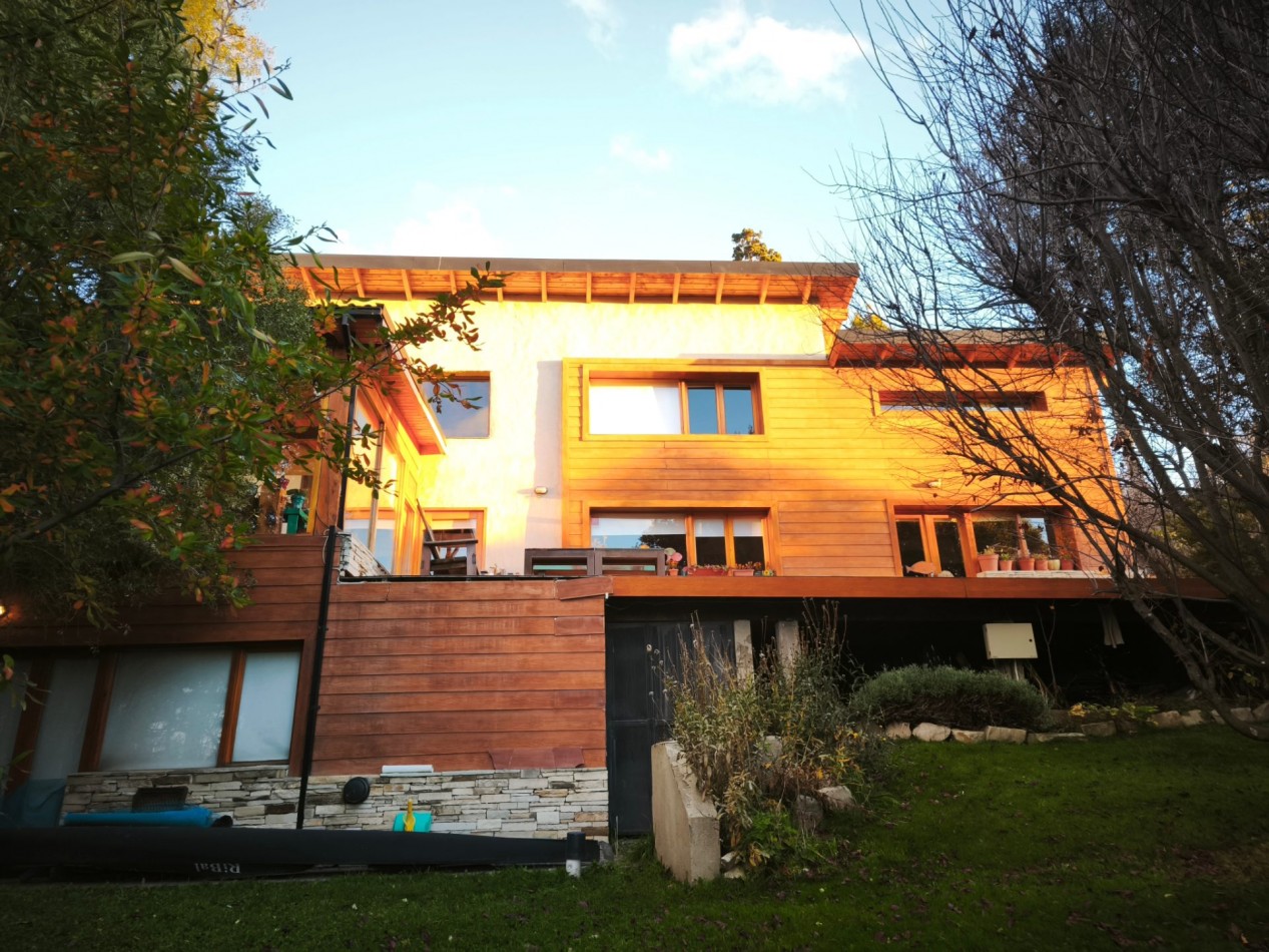 Casa 6 ambientes con vista al lago amplio jardin con riego quincho deck  venta en Bariloche 