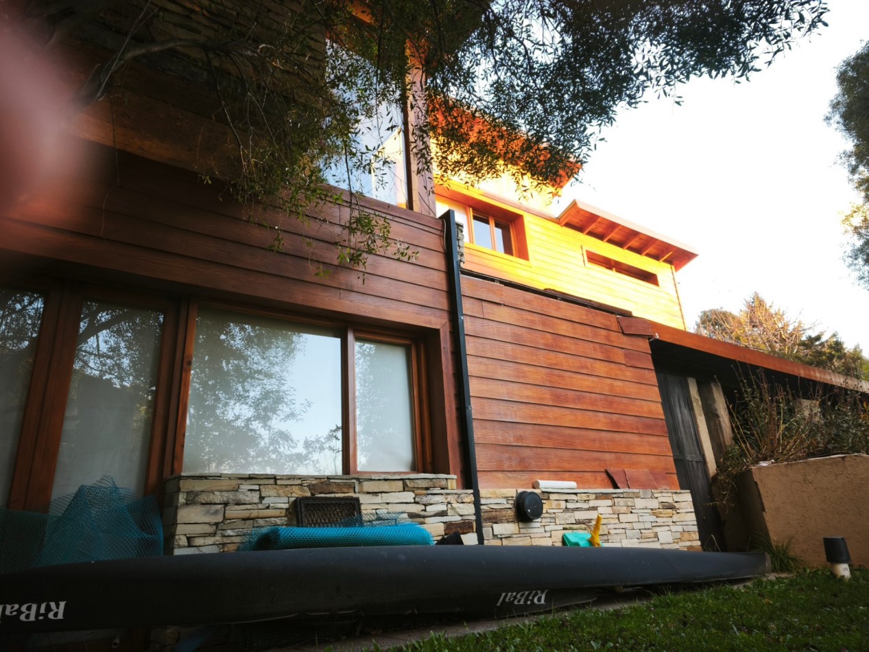 Casa 6 ambientes con vista al lago amplio jardin con riego quincho deck  venta en Bariloche 