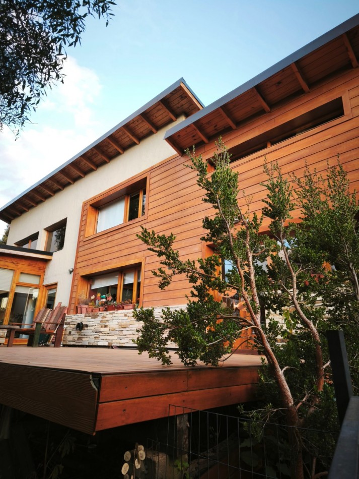 Casa 6 ambientes con vista al lago amplio jardin con riego quincho deck  venta en Bariloche 
