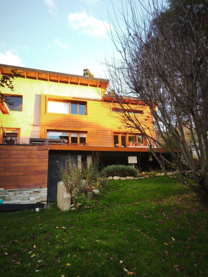 Casa 6 ambientes con vista al lago amplio jardin con riego quincho deck  venta en Bariloche 
