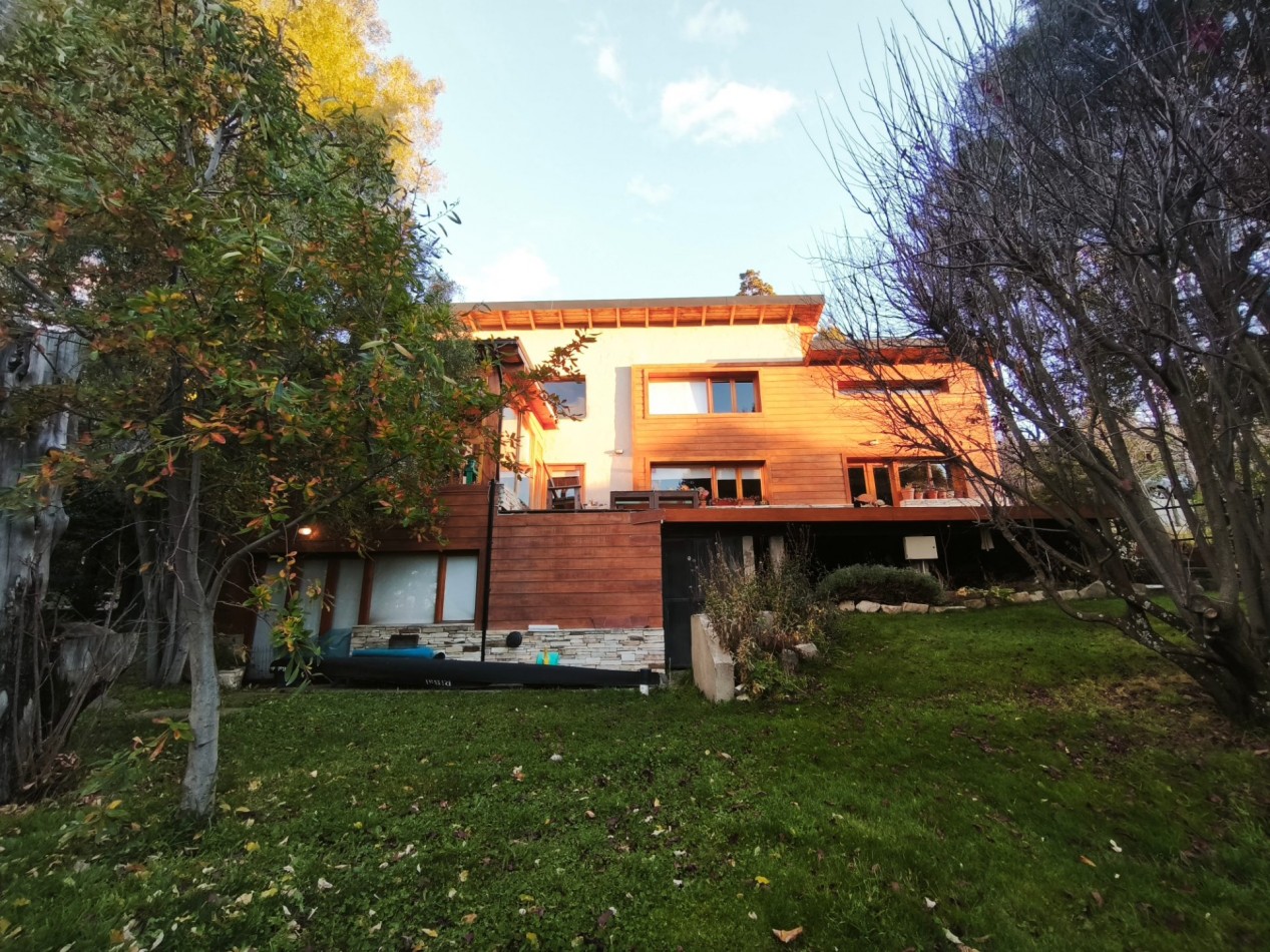 Casa 6 ambientes con vista al lago amplio jardin con riego quincho deck  venta en Bariloche 