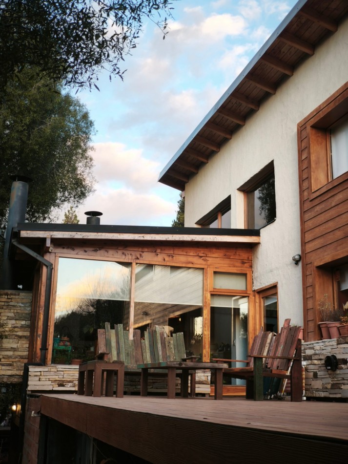 Casa 6 ambientes con vista al lago amplio jardin con riego quincho deck  venta en Bariloche 