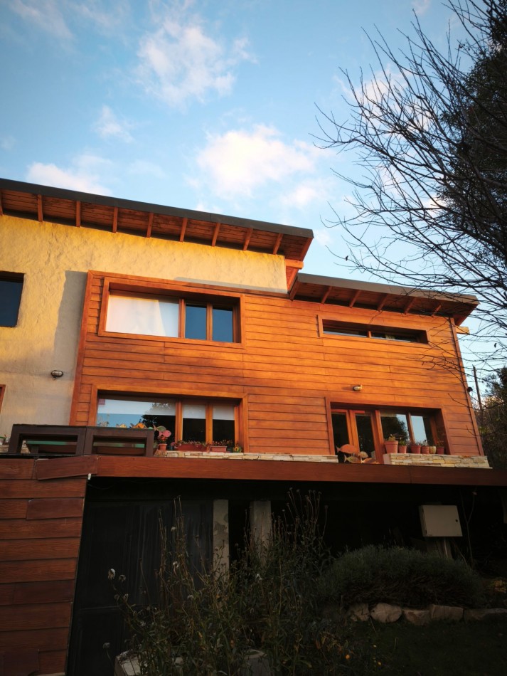 Casa 6 ambientes con vista al lago amplio jardin con riego quincho deck  venta en Bariloche 