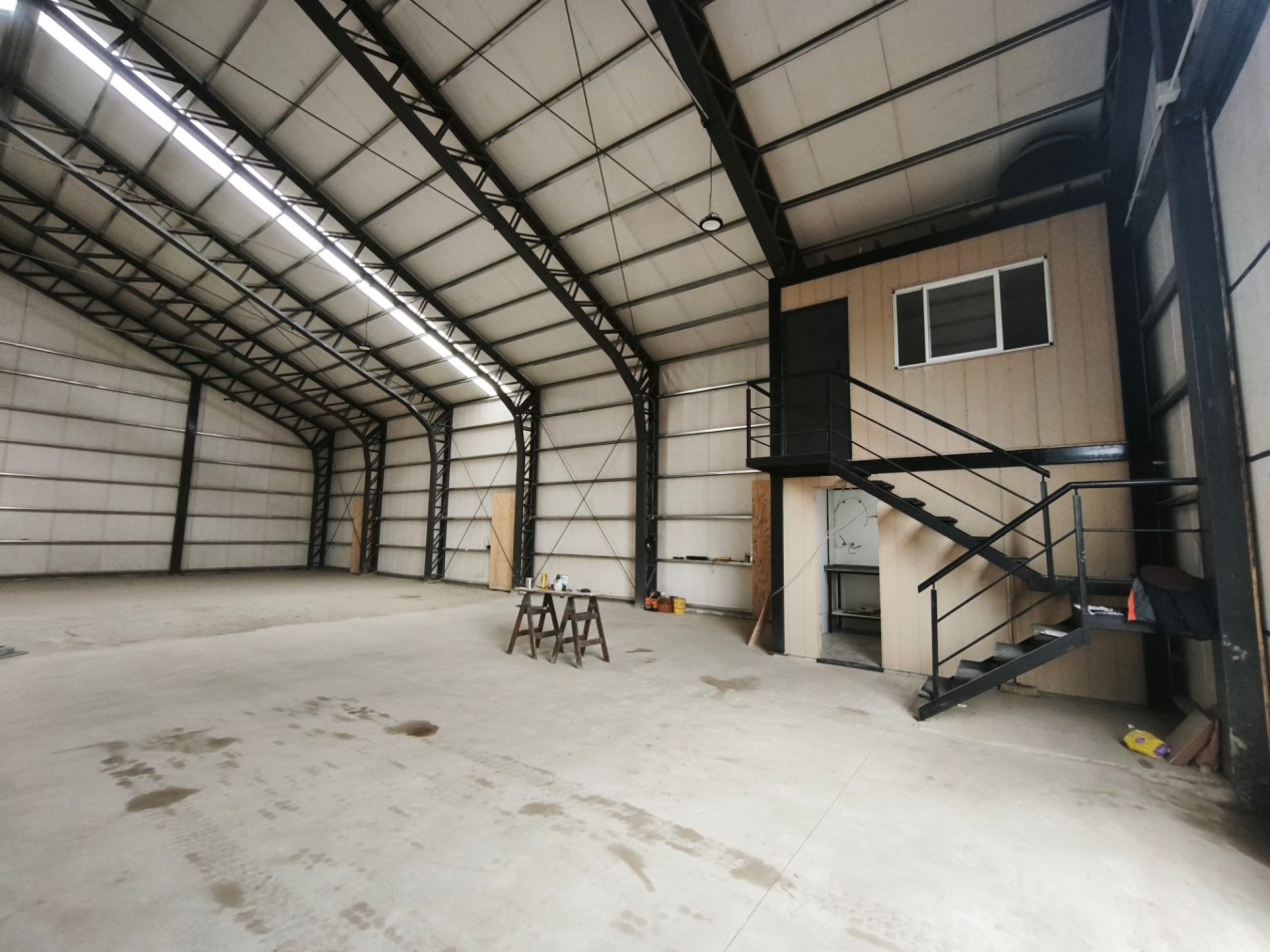 Galpon en venta deposito ideal logistica con oficina y baño kitchenette 18 x 22 m en lote de 1.200 m2 barrio San Francisco Bariloche