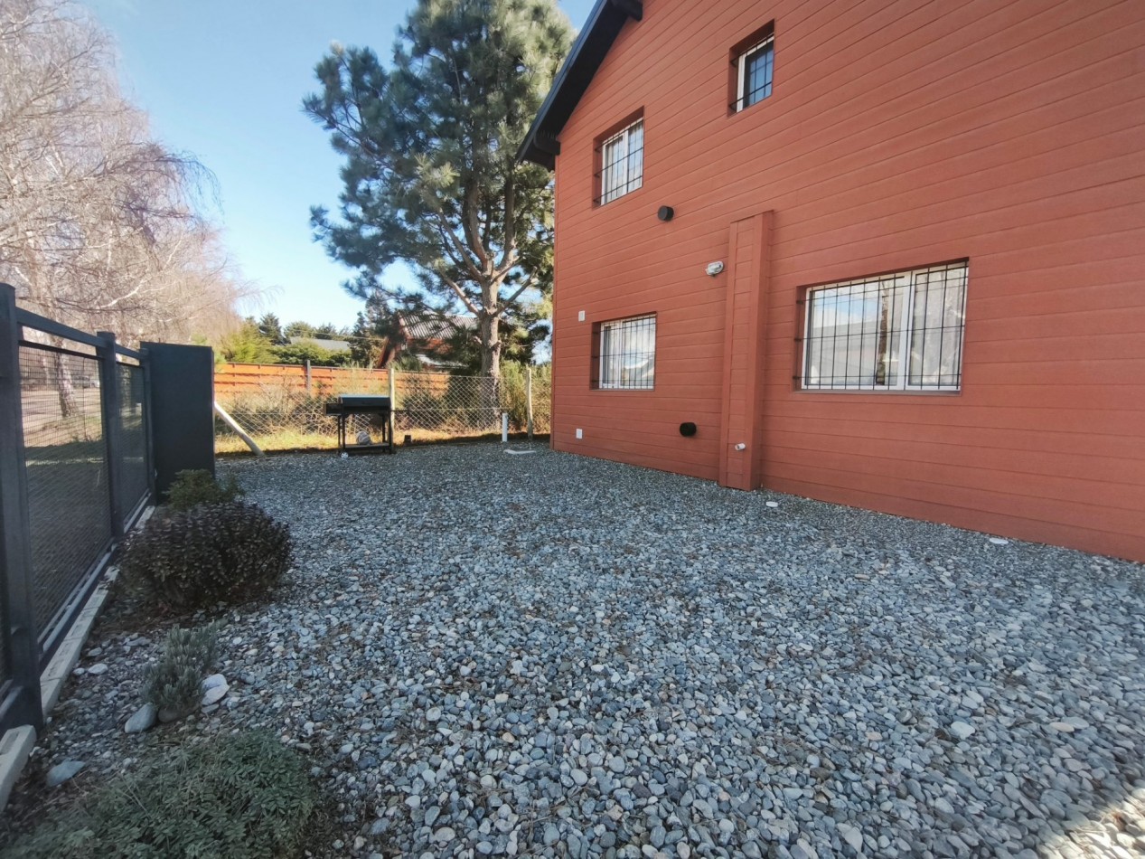  Ph impecable en alquiler permanente en Barrio Las Victorias Bariloche patio propio cochera baño y toilette lavadero 