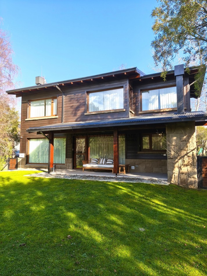 Casa en barrio privado Barrancas de Melipal en venta a 4,5 km del centro de Bariloche con seguridad y pileta