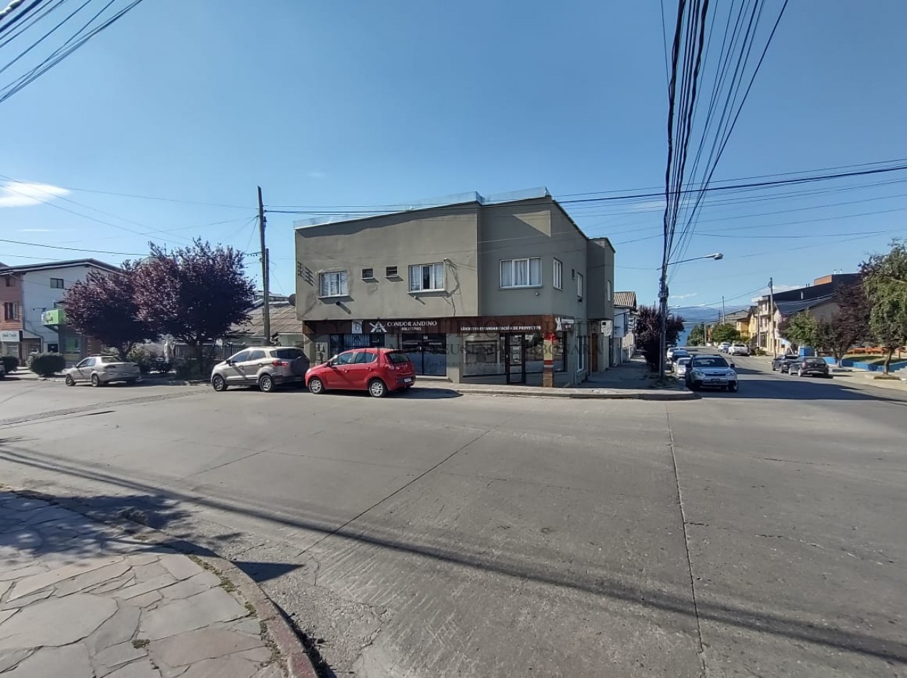 Casa centrica en lote con factibilidad para edificio Bariloche en venta