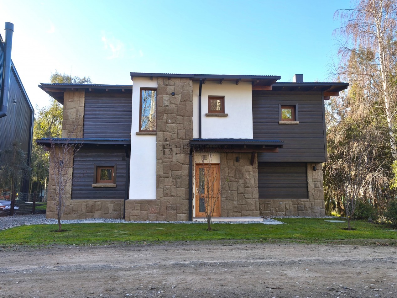 Casa en barrio privado Barrancas de Melipal en venta a 4,5 km del centro de Bariloche con seguridad y pileta