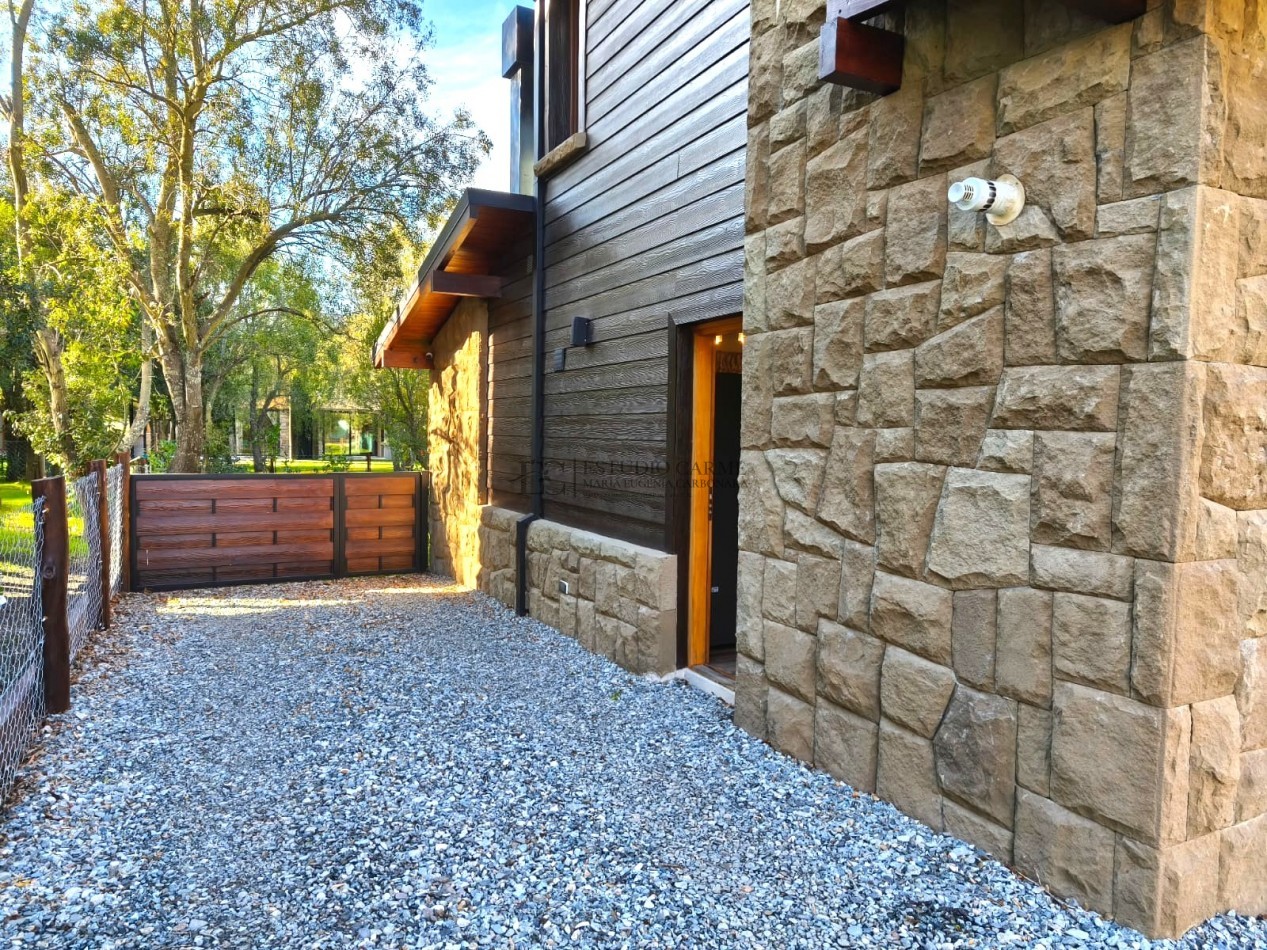 Casa en barrio privado Barrancas de Melipal en venta a 4,5 km del centro de Bariloche con seguridad y pileta