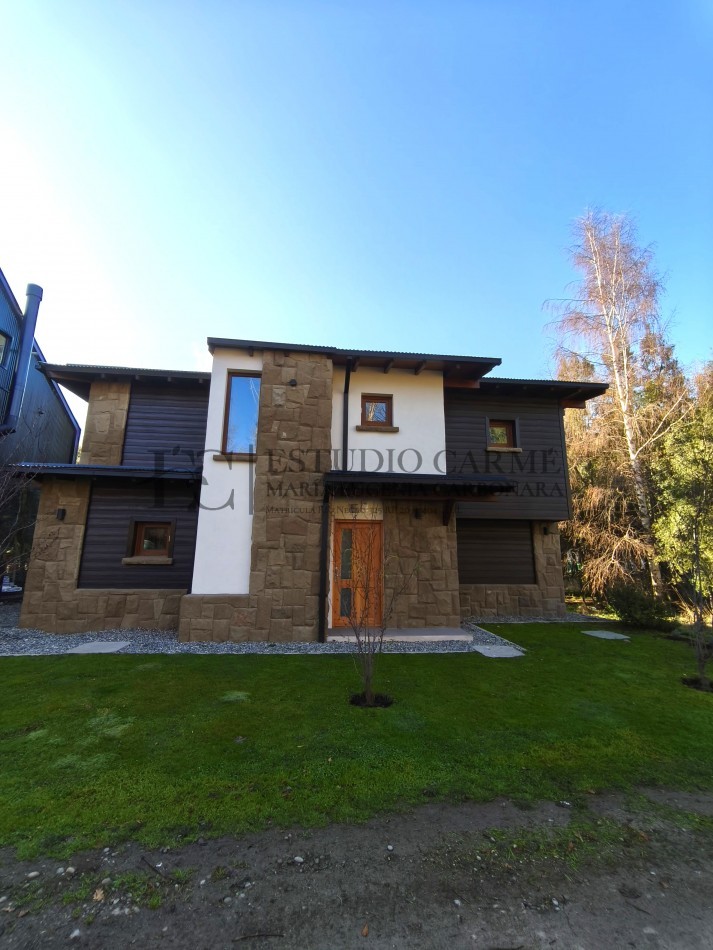 Casa en barrio privado Barrancas de Melipal en venta a 4,5 km del centro de Bariloche con seguridad y pileta