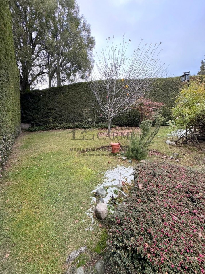 Casa de 5 ambientes en Bo. Jardin Botanico, Bariloche 