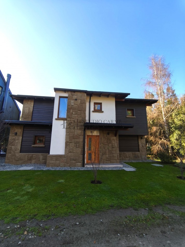 Casa en barrio privado Barrancas de Melipal en venta a 4,5 km del centro de Bariloche con seguridad y pileta