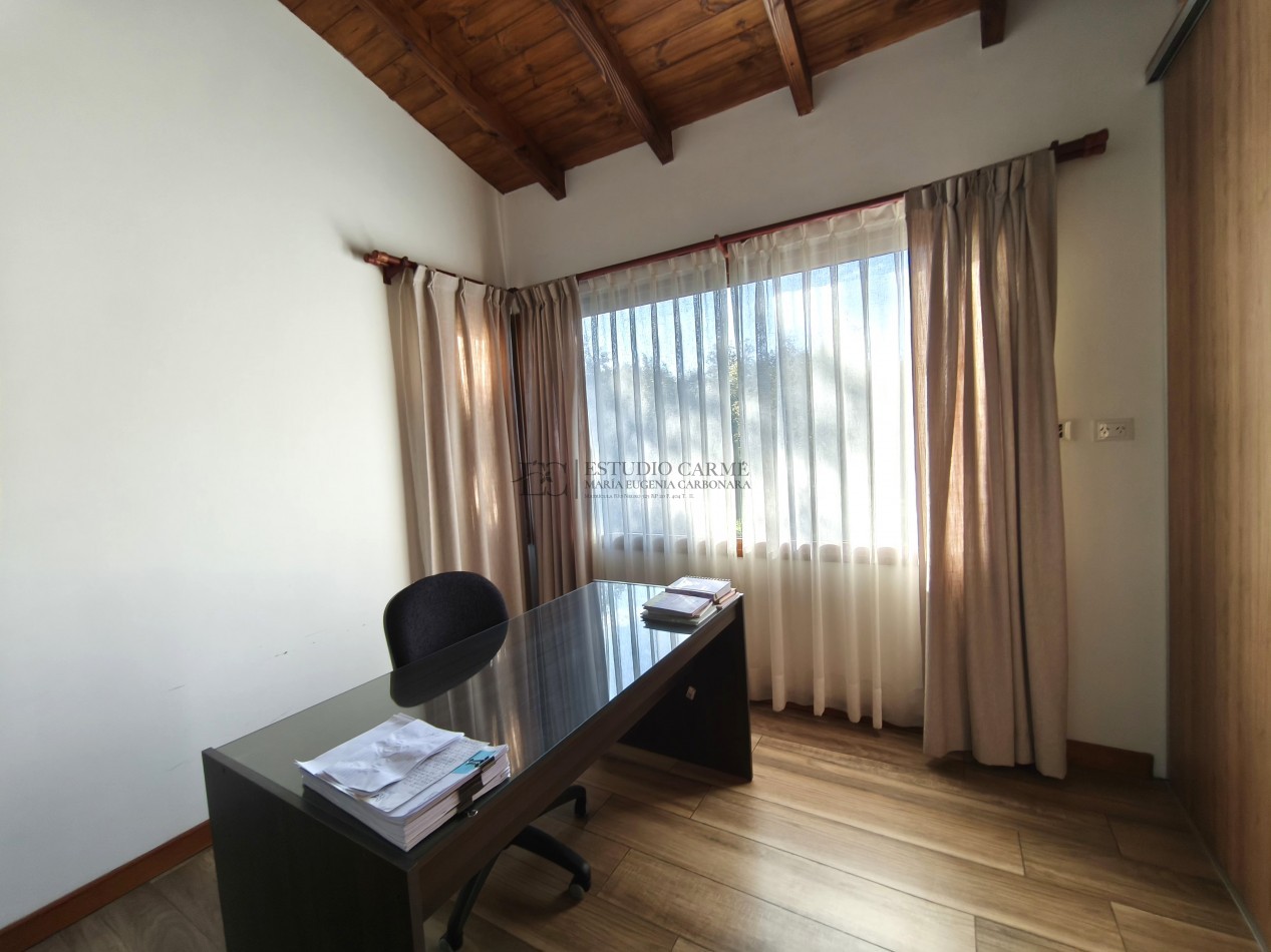 Casa en barrio privado Barrancas de Melipal en venta a 4,5 km del centro de Bariloche con seguridad y pileta