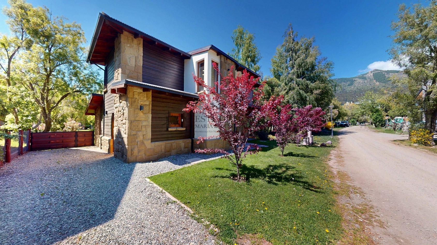 Casa en barrio privado Barrancas de Melipal en venta a 4,5 km del centro de Bariloche con seguridad y pileta