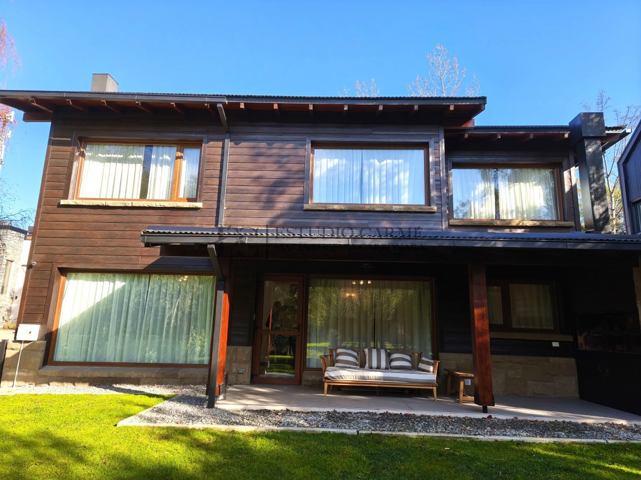 Casa en barrio privado Barrancas de Melipal en venta a 4,5 km del centro de Bariloche con seguridad y pileta
