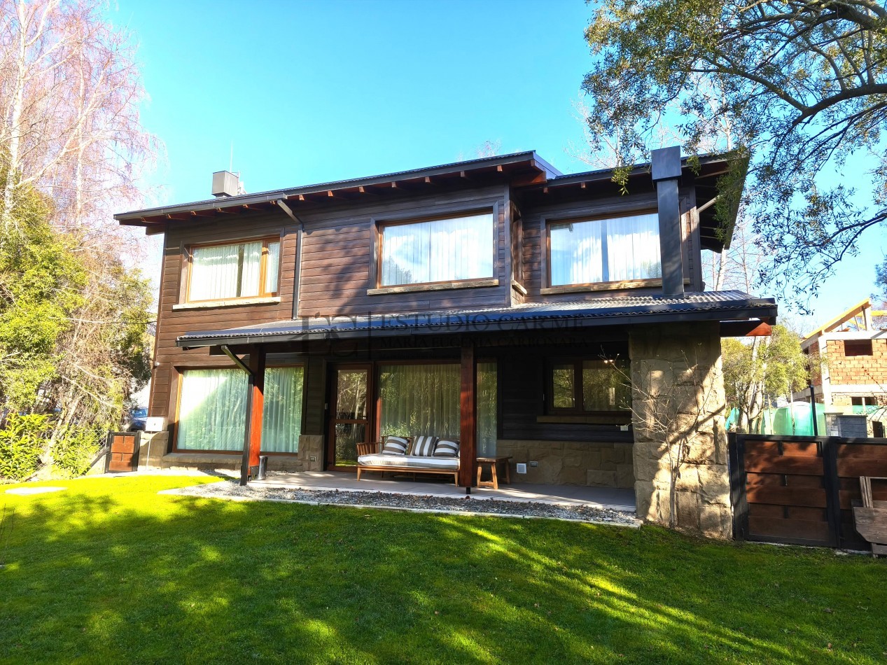 Casa en barrio privado Barrancas de Melipal en venta a 4,5 km del centro de Bariloche con seguridad y pileta