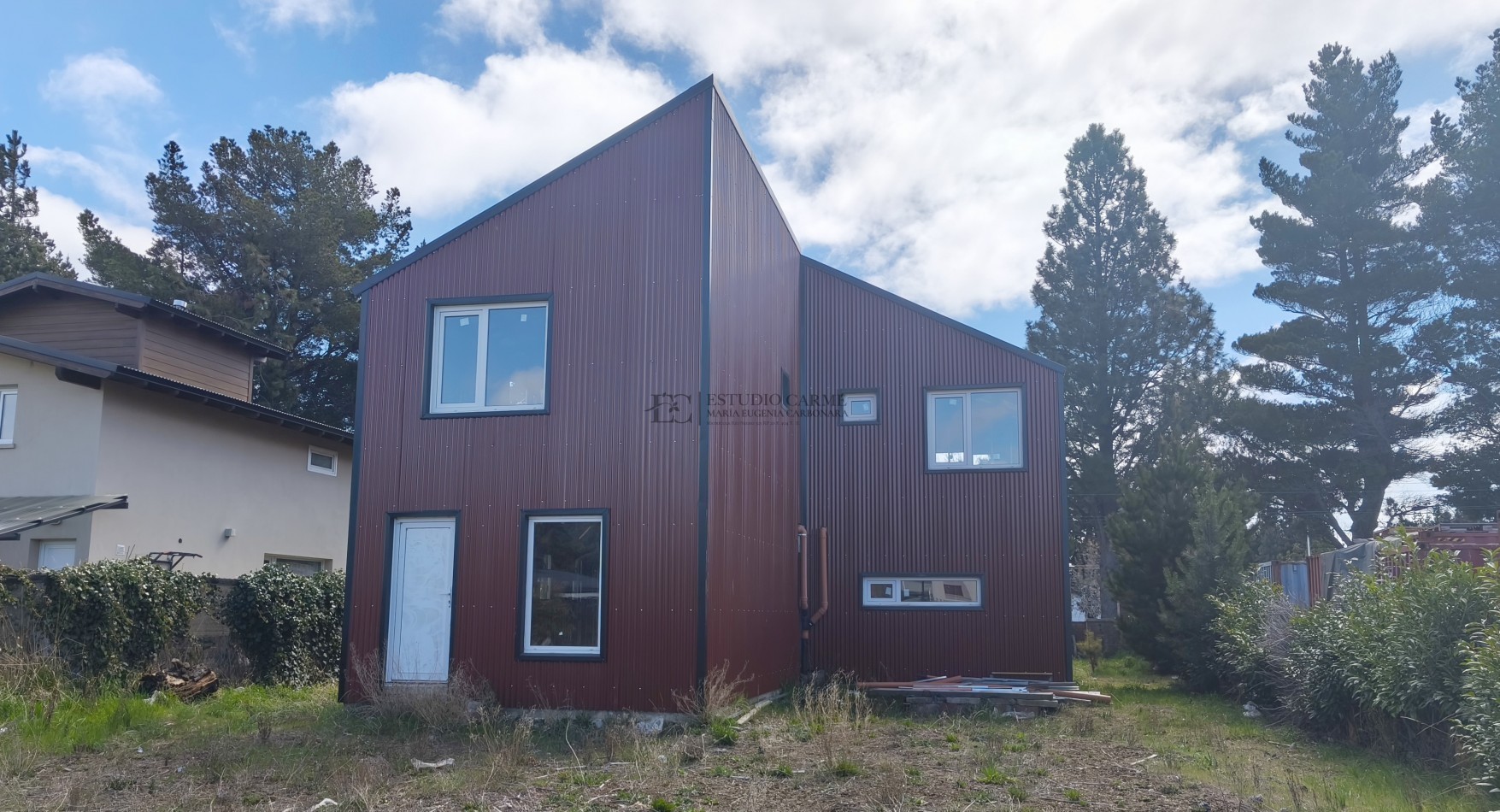 Complejo en block de 3 unidades a terminar en barrio Entre Pinos al este del centro de Bariloche. Oportunidad de inversion.