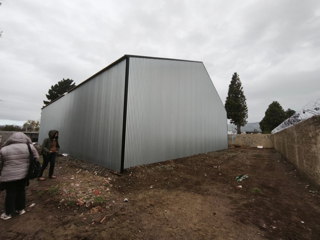 Galpon en alquiler//deposito ideal logistica con dos oficinas y dos baños kitchenettes  18 x 22 m en lote de 1.200 m2 barrio San Francisco Bariloche