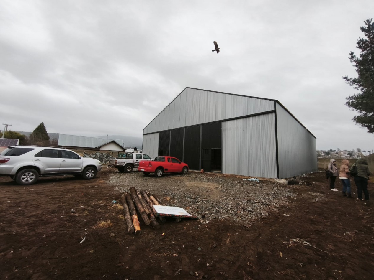 Galpon en alquiler//deposito ideal logistica con dos oficinas y dos baños kitchenettes  18 x 22 m en lote de 1.200 m2 barrio San Francisco Bariloche