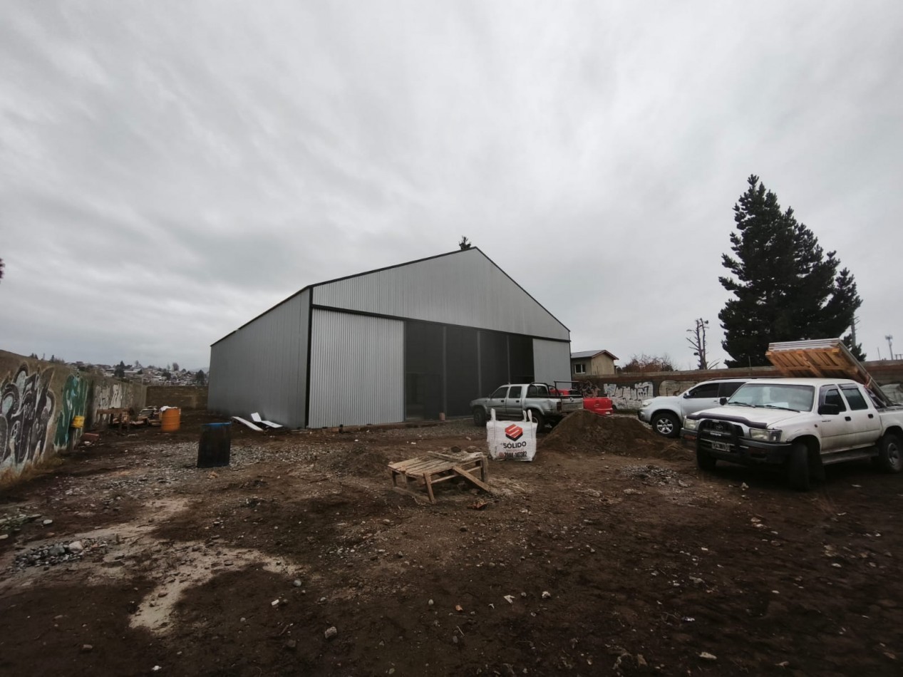 Galpon en alquiler//deposito ideal logistica con dos oficinas y dos baños kitchenettes  18 x 22 m en lote de 1.200 m2 barrio San Francisco Bariloche