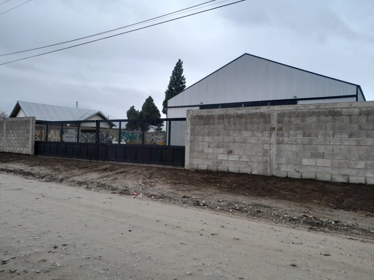 Galpon en alquiler//deposito ideal logistica con dos oficinas y dos baños kitchenettes  18 x 22 m en lote de 1.200 m2 barrio San Francisco Bariloche