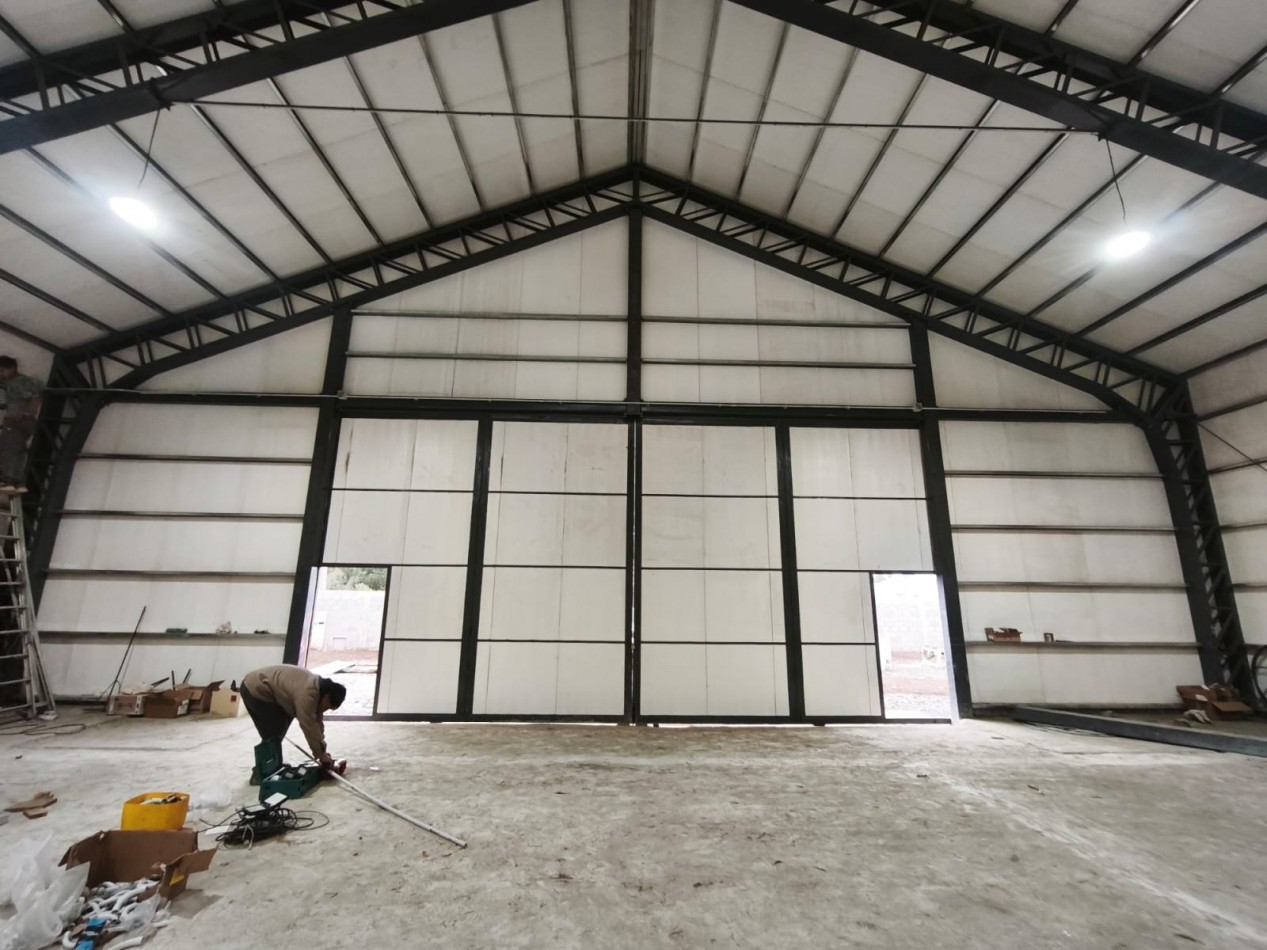 Galpon en alquiler//deposito ideal logistica con dos oficinas y dos baños kitchenettes  18 x 22 m en lote de 1.200 m2 barrio San Francisco Bariloche
