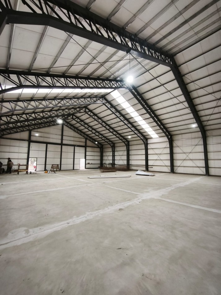 Galpon en alquiler//deposito ideal logistica con dos oficinas y dos baños kitchenettes  18 x 22 m en lote de 1.200 m2 barrio San Francisco Bariloche