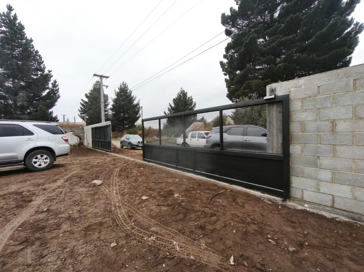Galpon en alquiler//deposito ideal logistica con dos oficinas y dos baños kitchenettes  18 x 22 m en lote de 1.200 m2 barrio San Francisco Bariloche
