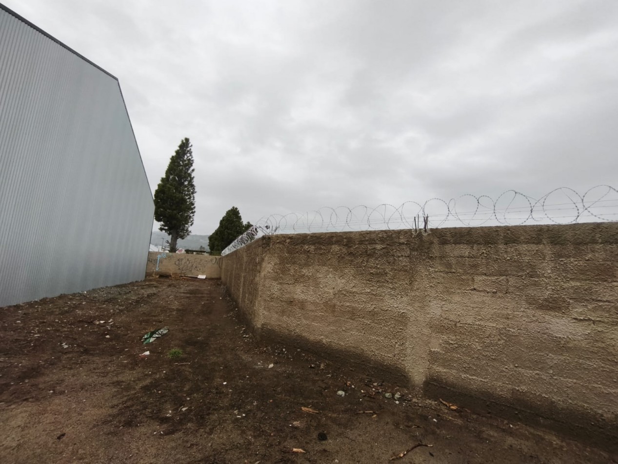 Galpon en alquiler//deposito ideal logistica con dos oficinas y dos baños kitchenettes  18 x 22 m en lote de 1.200 m2 barrio San Francisco Bariloche