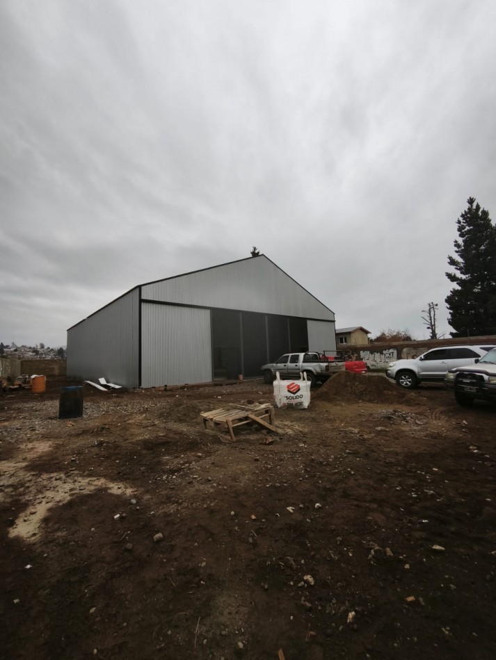 Galpon en alquiler//deposito ideal logistica con dos oficinas y dos baños kitchenettes  18 x 22 m en lote de 1.200 m2 barrio San Francisco Bariloche