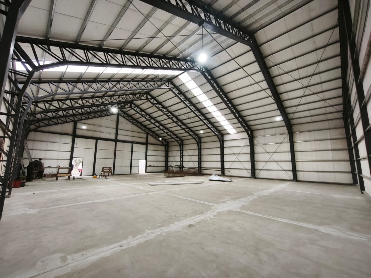 Galpon en alquiler//deposito ideal logistica con dos oficinas y dos baños kitchenettes  18 x 22 m en lote de 1.200 m2 barrio San Francisco Bariloche